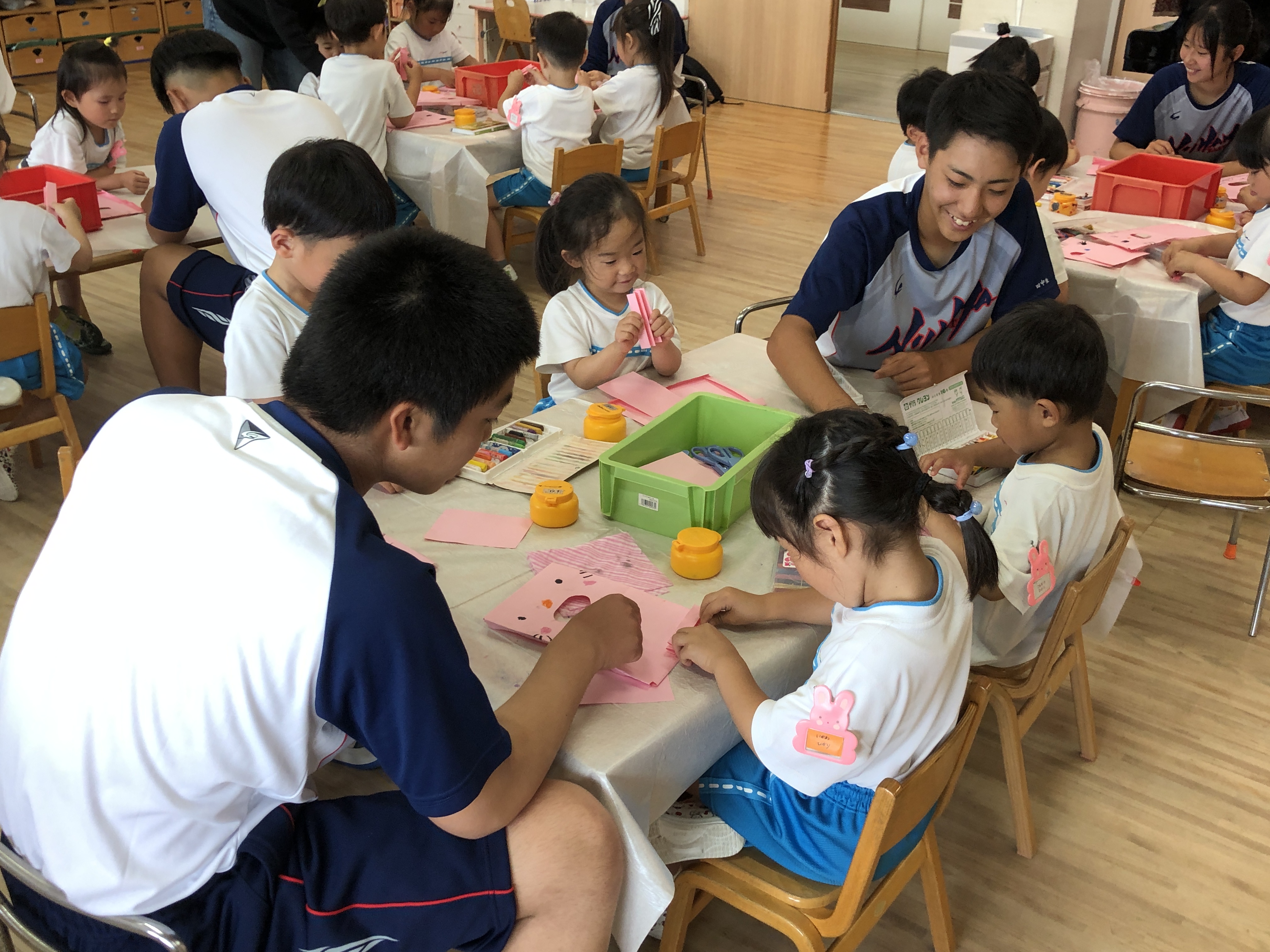 縦割り保育と東高生との交流（幼児組、5月21日） | ブログ | 新居浜