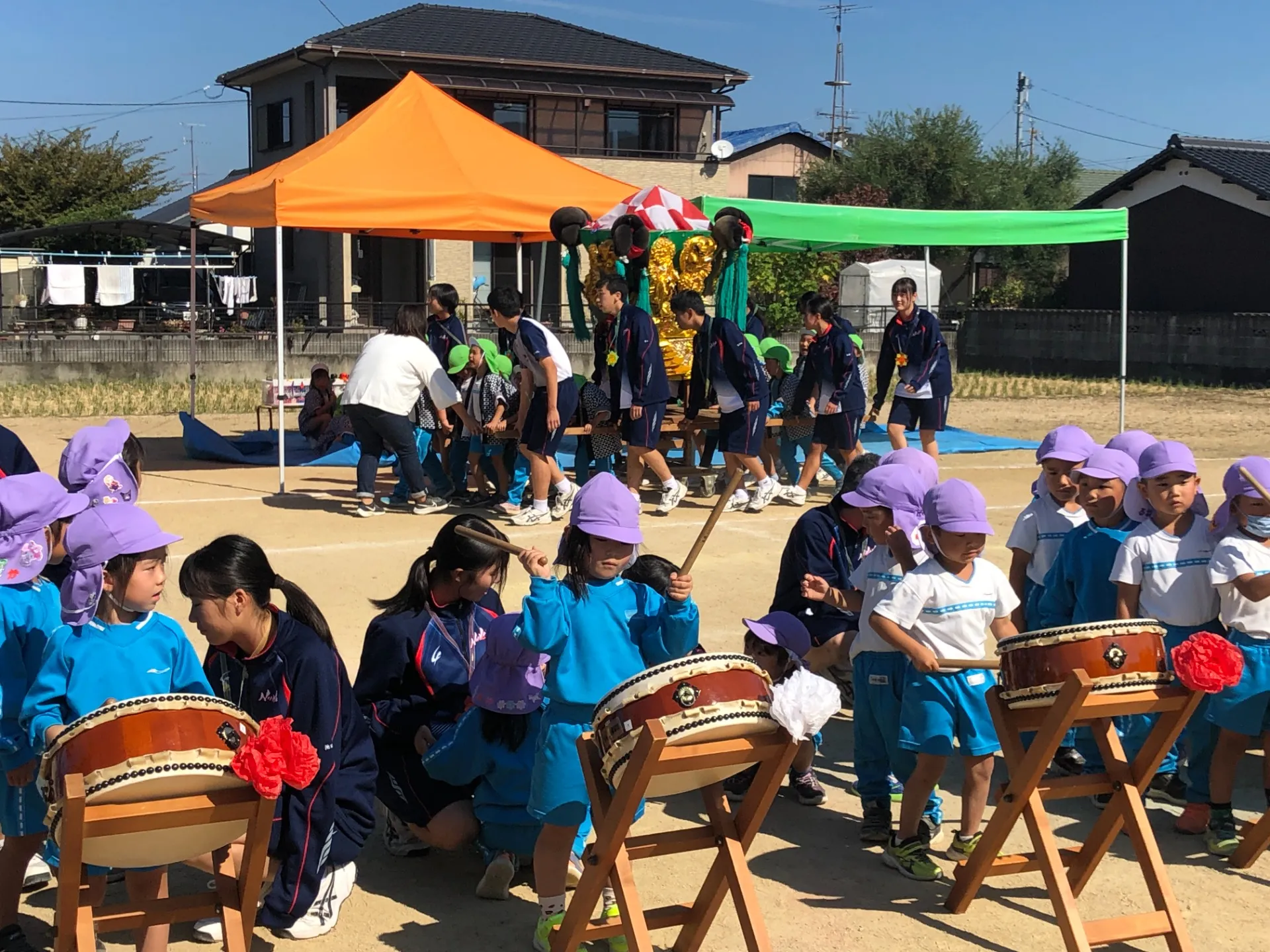 東高生とお祭りごっこ（2歳児、幼児組、10月19日）