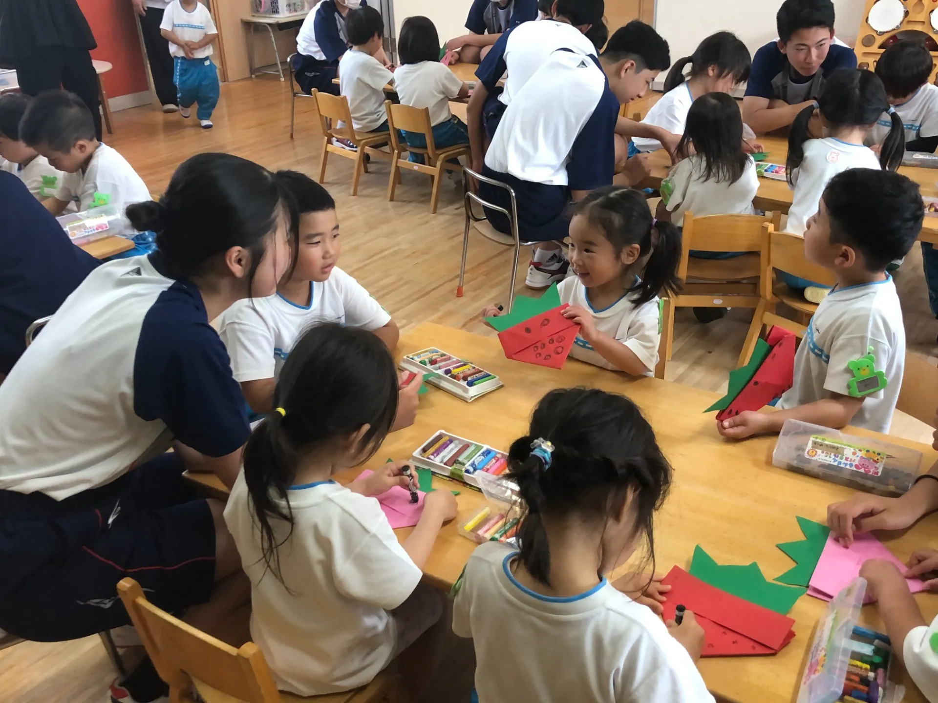 縦割り保育と東高生との交流（幼児組、５月２３日）