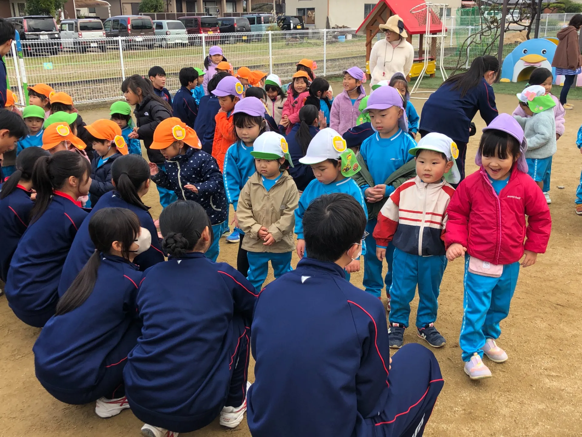 東高生との交流がありました（2歳児・幼児組、１２月１１日）