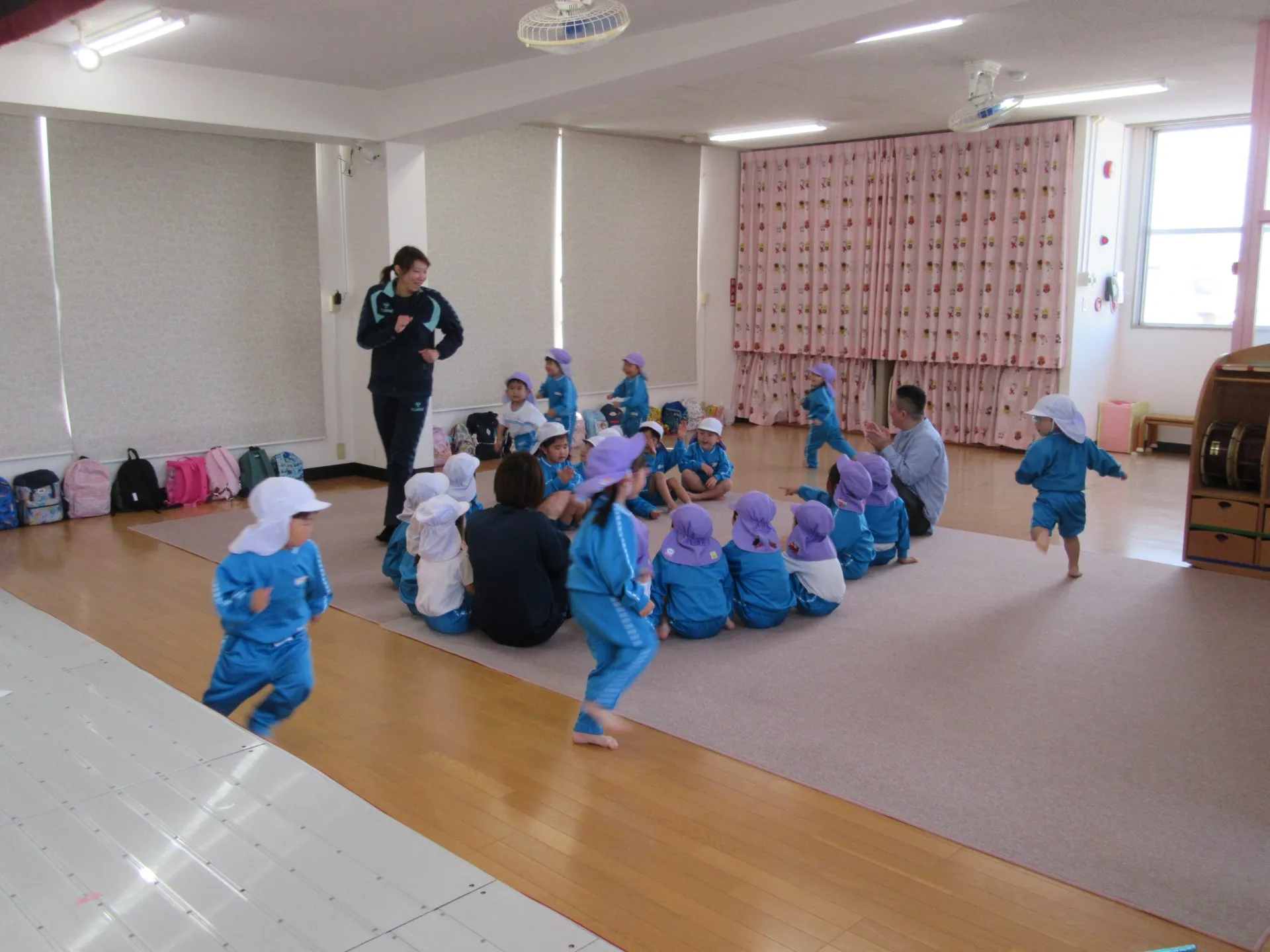 遠足ごっこ：きりん組　（4月24日）