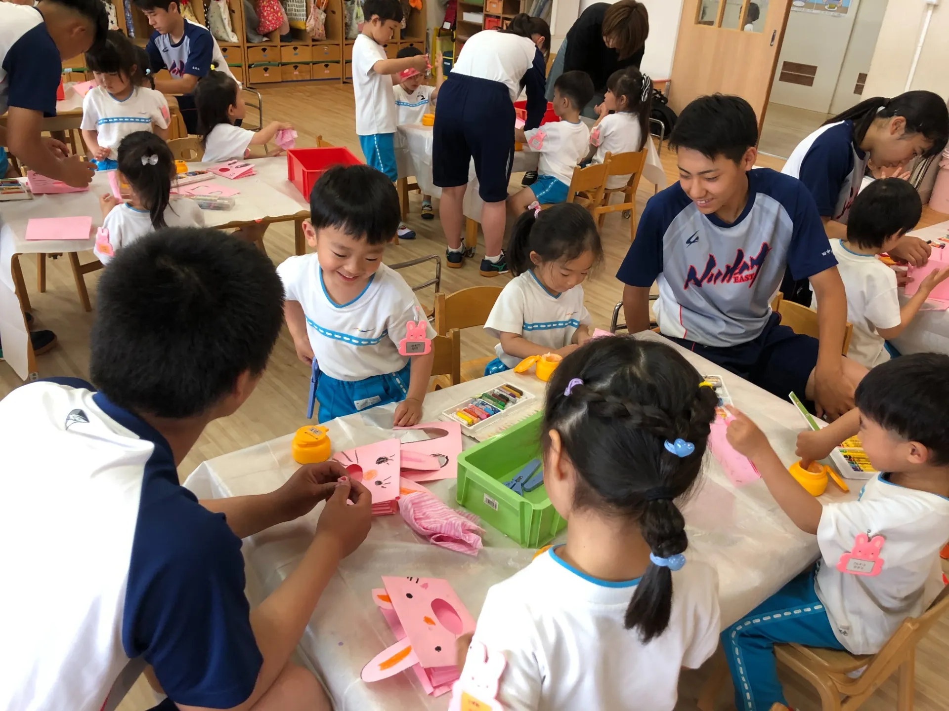 縦割り保育と東高生との交流（幼児組、５月２１日）