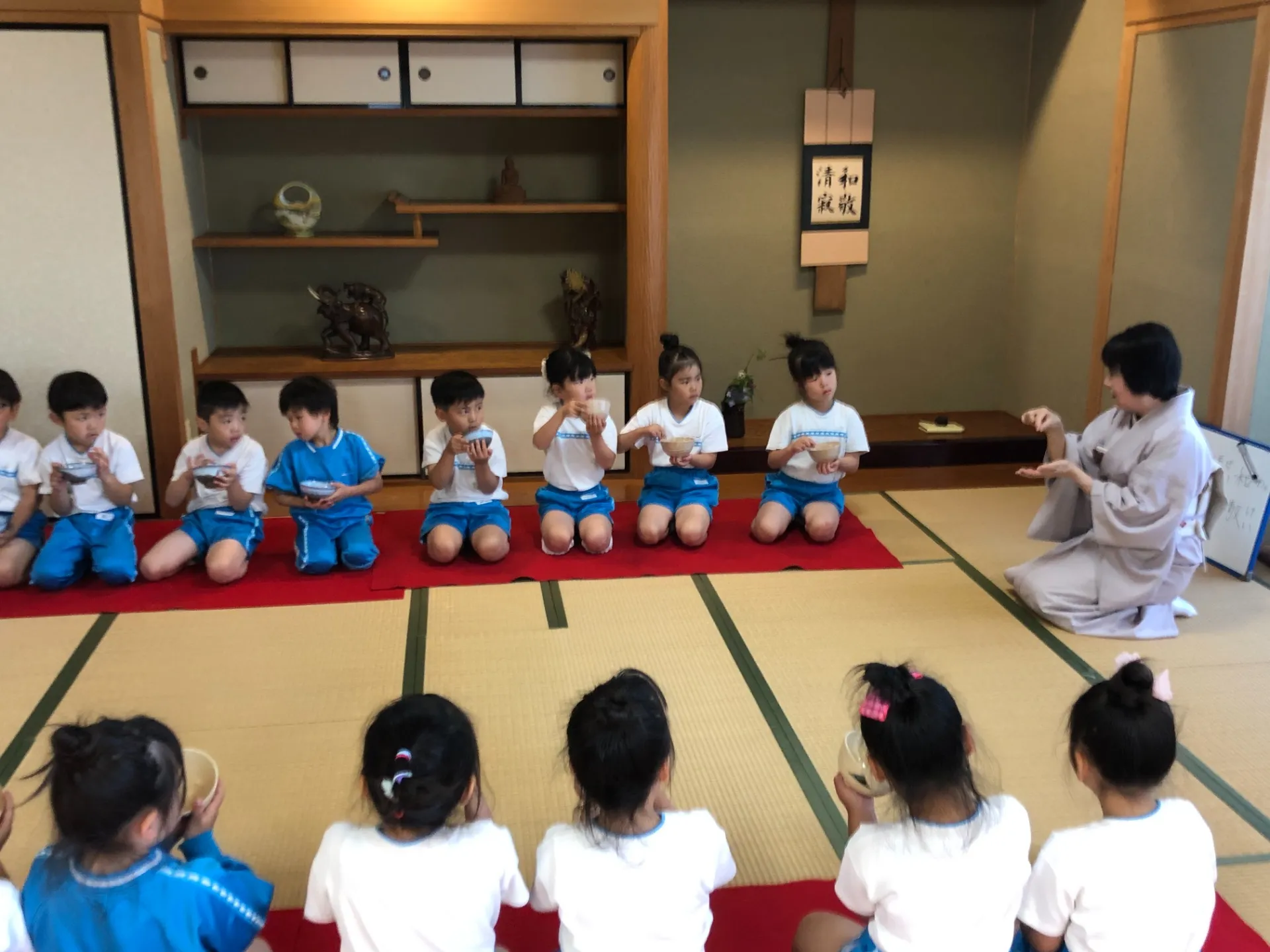 茶道教室が始まりました（年長児、５月２７日）
