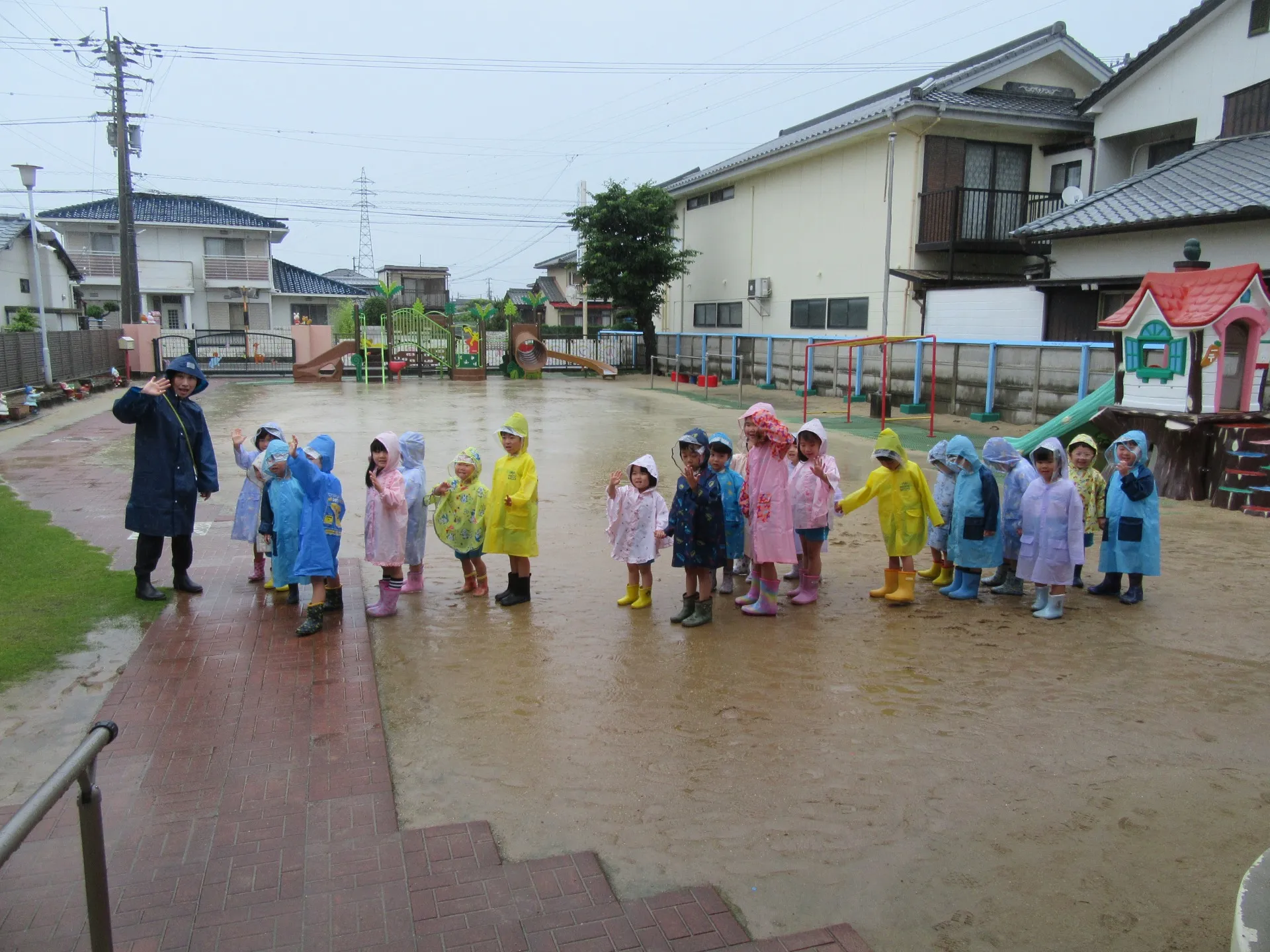 雨の日のお散歩(きりん組)：６月１１日