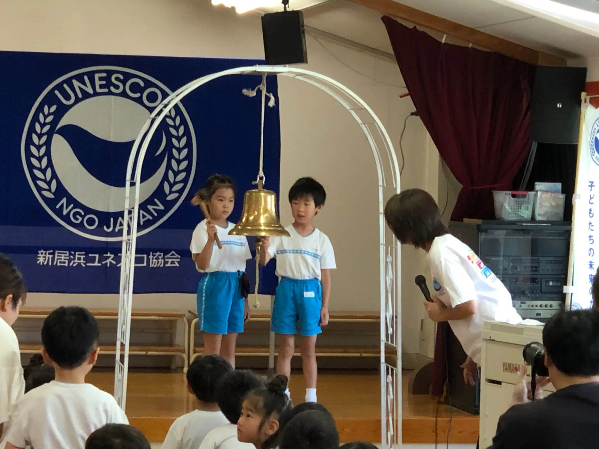 ８月ダーナと『平和の鐘を鳴らそう』（幼児組、８月６日）