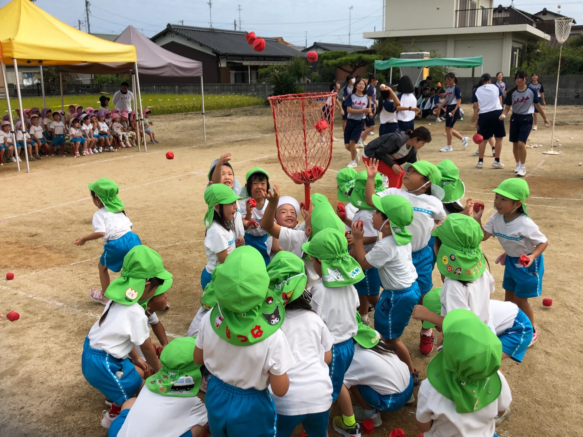 運動会の練習と東高生との交流（２歳児・幼児組、９月２４日）
