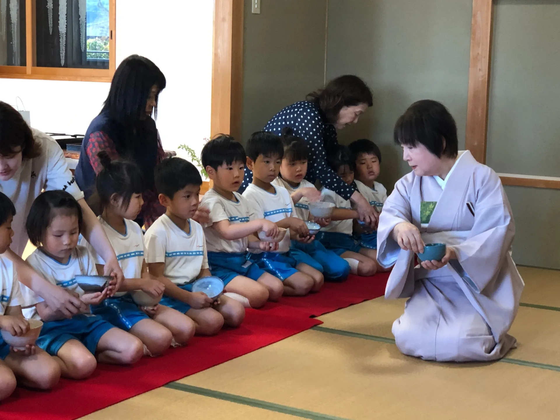 茶道教室が始まりました（年長児、５月１９日）